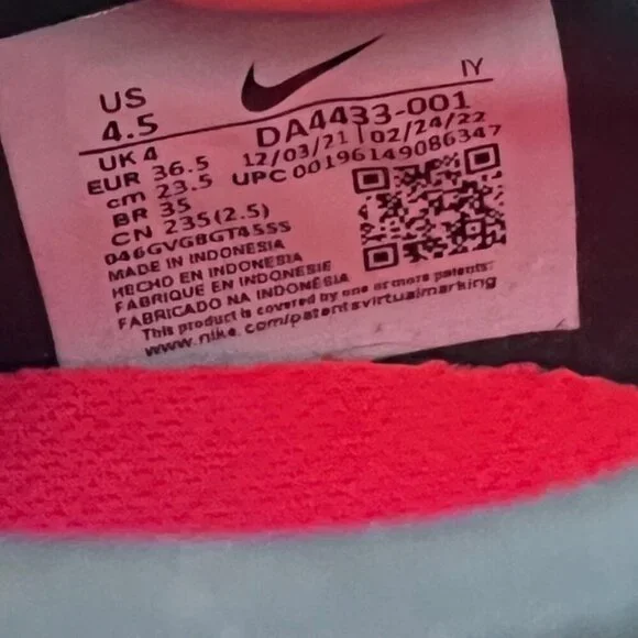 Nike DA4433 Phantom Soccer Cleats Boys ( 4.5 ) - Picture 3 of 5